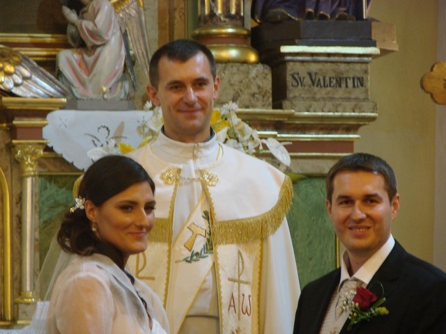 mladenci i svečenik